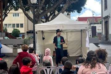 Don Garabato sortea la lluvia para hacer reír a los niños de Telde/FJS Fotografía.